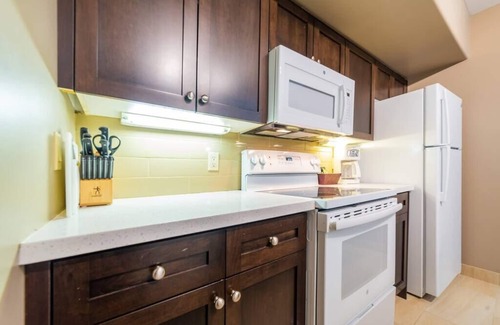 Oro-Medonte Apartment | Spacious Club Suite: King Bed, Jacuzzi, Pool, BBQ