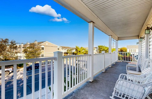 Little Salisbury House | Spacious Coastal Getaway w/Dual Living Areas - Walk to Beach, Dining, Shops