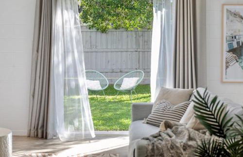 Maroochydore House | Spacious Coastal Retreat Sleeps 10 PacMan Fireplace 5Mins Beach