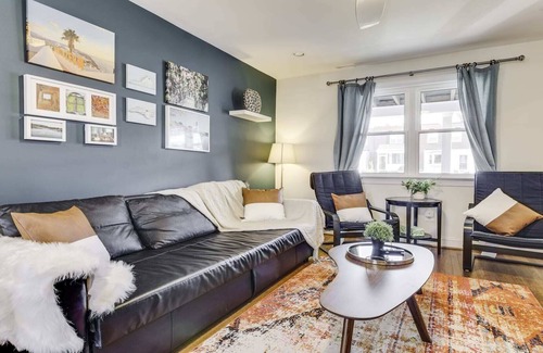 Potomac West House | Spacious Colonial House in Alexandria | CozySuites