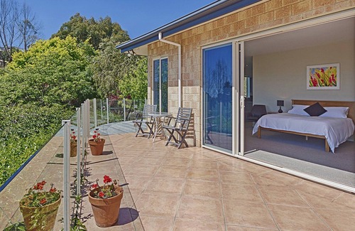 Tahunanui Apartment | Spacious, Comfortable, Sunny Nelson studio with Sea Views!