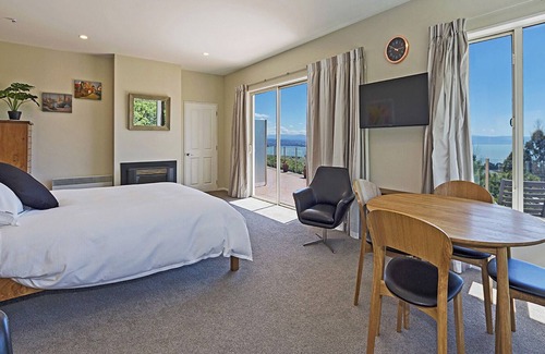 Tahunanui Apartment | Spacious, Comfortable, Sunny Nelson studio with Sea Views!