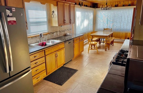 Last Chance Cabin | Spacious comfortable cabin, 33 Miles to Yellowstone, Wi/Fi, Fire Pit, Hot Tub 🦬