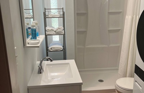Tallahassee House | Spacious Comfortable Studio Unit