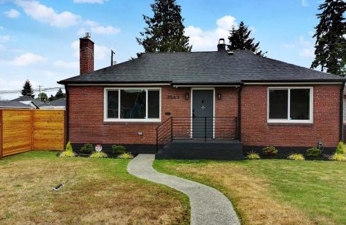 South Tacoma House | Spacious Comfy Home 2br, 2ba with AC, Pet Friendly