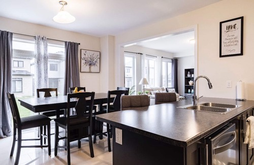 Niagara Falls House | Spacious ,comfy house less than 15 mins drive to Niagara Falls and Outlet Mall.