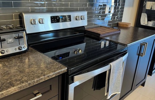 Niagara Falls House | Spacious ,comfy house less than 15 mins drive to Niagara Falls and Outlet Mall.