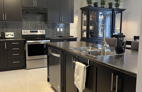 Niagara Falls House | Spacious ,comfy house less than 15 mins drive to Niagara Falls and Outlet Mall.