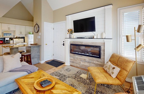 Craigleith Condo | Spacious condo w/jetted tub & shared pool/tennis - walk to a lift