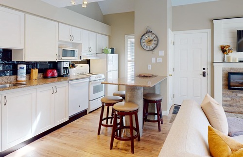 Craigleith Condo | Spacious condo w/jetted tub & shared pool/tennis - walk to a lift