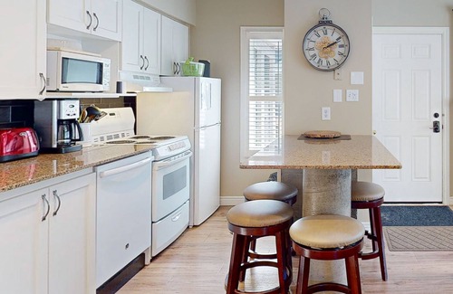 Craigleith Condo | Spacious condo w/jetted tub & shared pool/tennis - walk to a lift