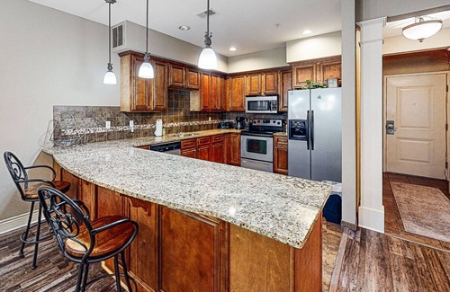 Branson Condo | Spacious condo close to SDC and center of city w/patio, jetted tub and pool