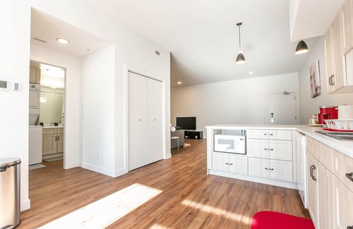North Central Edmonton Condo | ✦Spacious Condo✦King Bed✦Close to DT✔UGD Parking