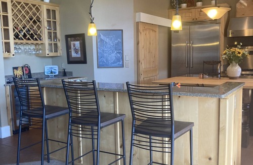 Gallatin Gateway Condo | Spacious Condo on Golf Course & Creek w/hot tub