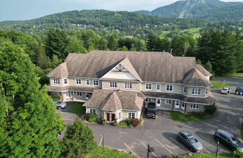 Bromont Apartment | Spacious Condo - Pool & BBQ - Ski, MTB, Golf, Telework