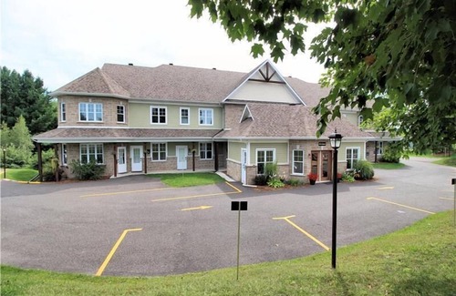 Bromont Apartment | Spacious Condo - Pool & BBQ - Ski, MTB, Golf, Telework