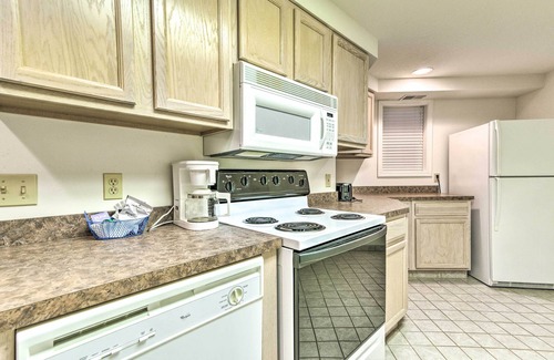 Pigeon Condo | Spacious Condo w/Balcony, 4 Mi to Beach!
