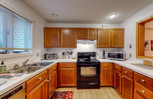 Bartlett Condo | Spacious condo w/private washer/dryer, deck, gas grill, free WiFi, shared pool