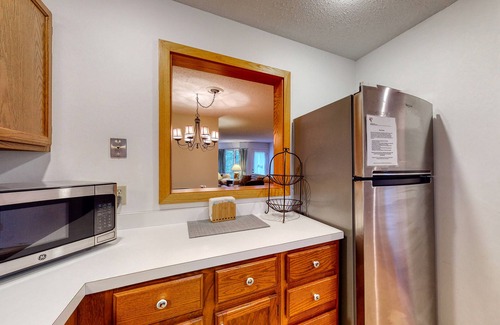 Bartlett Condo | Spacious condo w/private washer/dryer, deck, gas grill, free WiFi, shared pool