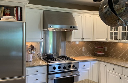 Witmer House | Spacious Contempory close to many attractions