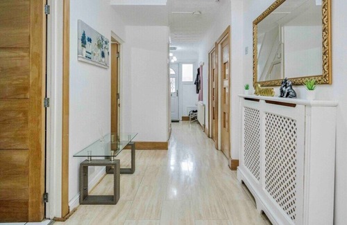 Luton House | ⭐ Spacious Contractor🏡 6BR w/Parking &Pool Table