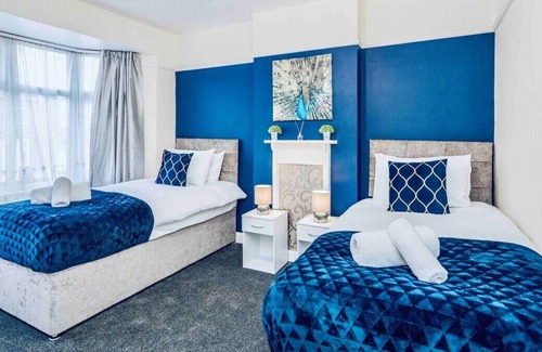 Luton House | ⭐ Spacious Contractor🏡 6BR w/Parking &Pool Table