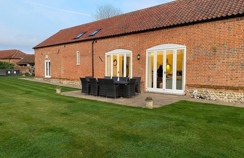 Aldborough House | Spacious converted barn in North Norfolk with private hot tub & close to beaches