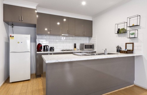 Corio House | Spacious Corio Townhouse Near Ferry & Waterfront