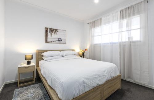 Corio House | Spacious Corio Townhouse Near Ferry & Waterfront