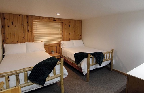 Meckling Township Cabin | Spacious corporate retreat lodge in charming Meckling with fitness room, sauna