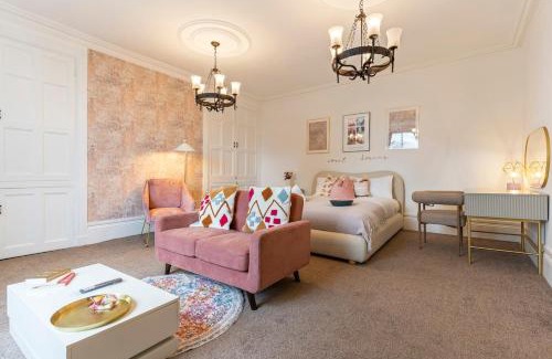 Northway Apartment | Spacious, Cosy Farmhouse with Garden & Hot Tub