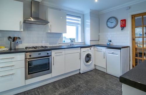 Coatbridge House | Spacious Cosy Home Near Glasgow