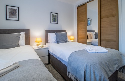Coatbridge House | Spacious Cosy Home Near Glasgow