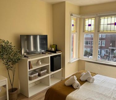 Laak House | Spacious Cosy Room With Private Bathroom
