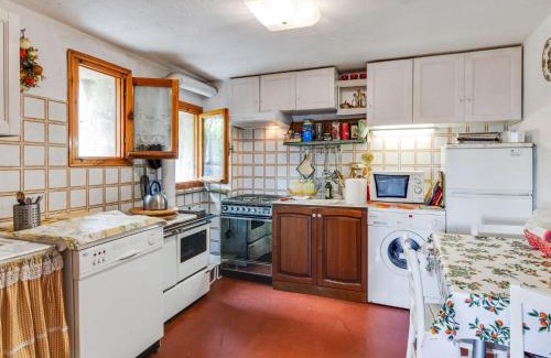 Crespano del Grappa House | Spacious Cottage in Veneto