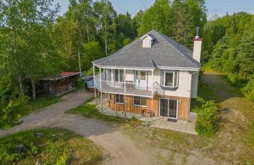 La Macaza House | Spacious cottage in forest with spa