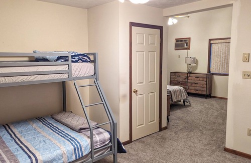 Briar Crest Woods Cottage | Spacious Cottage in lake community W/Hot tub