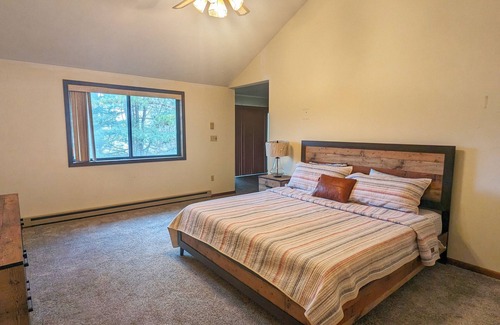 Briar Crest Woods Cottage | Spacious Cottage in lake community W/Hot tub