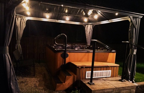 Dashwood Cottage | Spacious cottage w/All-season 8-seat hot tub; firepit, games room. Sleeps 8-10