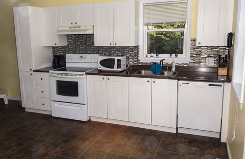Canoe Cove Cottage | Spacious Cottage with Backyard Built for Hosting
