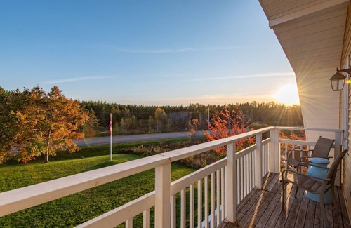 Canoe Cove Cottage | Spacious Cottage with Backyard Built for Hosting