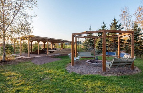 Canoe Cove Cottage | Spacious Cottage with Backyard Built for Hosting