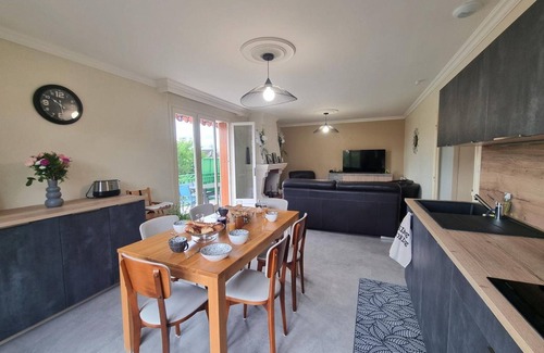 Roanne Cottage | Spacious cottage with terrace, fireplace, wifi and parking in Roanne