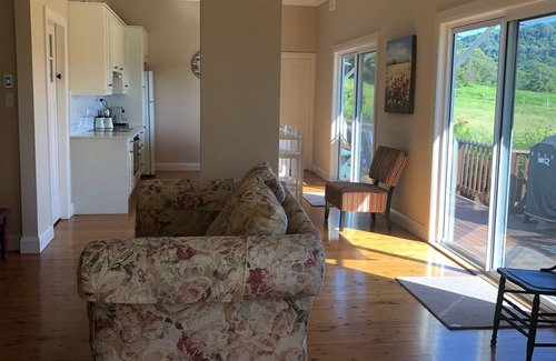 Broughton Village House | Spacious Country Cottage located close to Berry & Gerringong