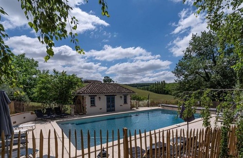 Lisle-sur-Tarn Villa | Spacious Countryside Villa, Games Room, Private Heated Pool & Large Grounds - 5mins from Salvagnac!