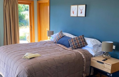 Arundel House | Spacious Country House in a Beautiful Garden.