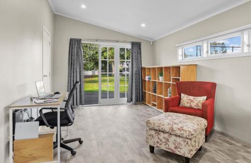 Te Kowhai House | Spacious country guest house