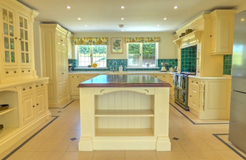 Rowde House | Spacious Country House Retreat With Heated Pool