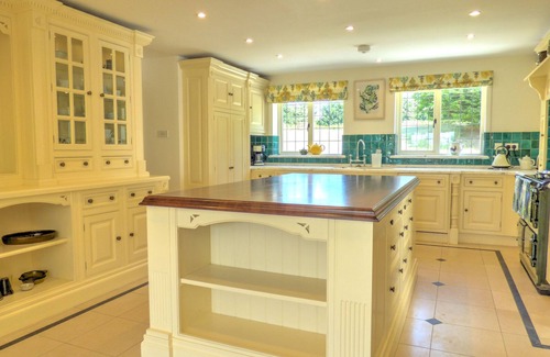 Rowde House | Spacious Country House Retreat With Heated Pool