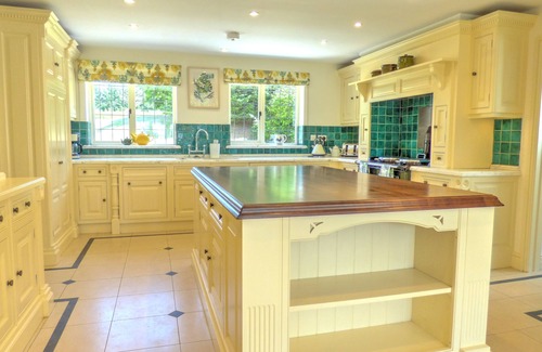 Rowde House | Spacious Country House Retreat With Heated Pool